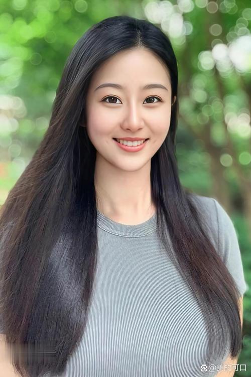 已婚女人掩饰暗恋你的表现通常会有一些共同的迹象,这些迹象表明她对
